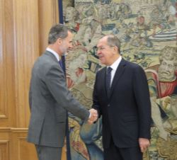 Su Majestad el Rey recibe el saludo del ministro de Asuntos Exteriores de la Federación de Rusia, Serguéi Victoróvich Lavrov
