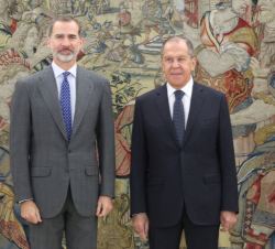 Su Majestad el Rey junto al ministro de Asuntos Exteriores de la Federación de Rusia, Serguéi Victoróvich Lavrov, momentos antes de la audiencia