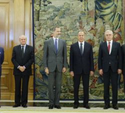 Su Majestad el Rey junto al ministro de Asuntos Exteriores de Rusia, el secretario de Estado de Asuntos Exteriores, el viceministro de Asuntos Exterio
