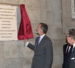 Su Majestad el Rey descubre una placa conmemorativa