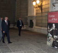 Su Majestad el Rey ante el cartel de bienvenida e introdución a la exposición Cartas al Rey