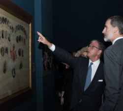 Su Majestad el Rey observa uno de los documentos que se exponen.