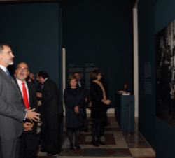 Don Felipe contempla una de las muestras gráficas expuestas.