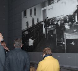 Su Majestad el Rey observa una de las fotografías de la muestra