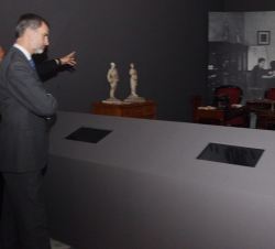 Su Majestad el Rey observa la recreación de la oficina de la Guerra Europea