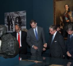 Su Majestad el Rey durante su recorrido por la exposición