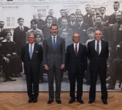 Su Majestad el Rey con el ministro de Cultura y Deporte, el presidente del Consejo de Administración del Patrimonio Nacional y el presidente de la Fun
