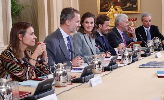 Sus Majestades los Reyes durante el desarrollo de la reunión