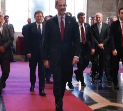 Don Felipe se dirige al Salón Columnario