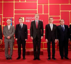 Su Majestad el Rey junto a las autoridades asistentes durante la interpretación del Himno Nacional