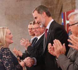 Su Majestad el Rey entrega la medalla a Dolores Corella Piquer, Medicina Clínica
