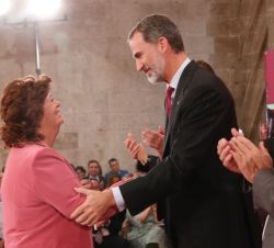 Su Majestad el Rey entrega la medalla a María Vallet Regí, Investigación Básica