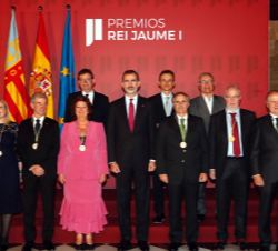 Don Felipe junto a los premiados