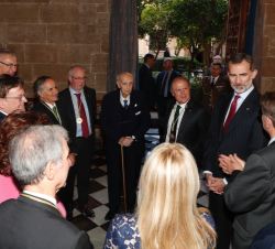 Don Felipe convesa con los premiados y autoridades
