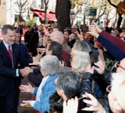 Don Felipe recibe el saludo de las personas que le esperaban en la calle a la finalización del acto