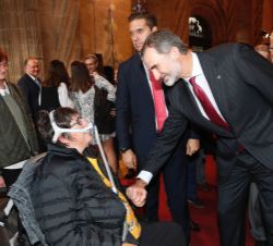 Don Felipe conversa con una de las personas invitadas al acto