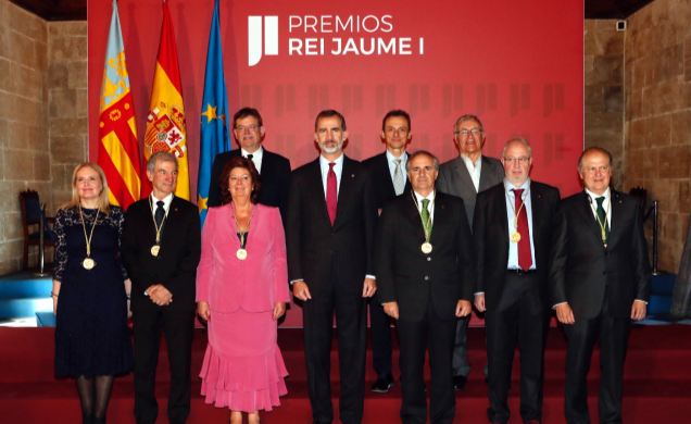 Don Felipe junto a los premiados