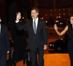 Sus Majestades los Reyes, a su llegada al Palau de les Arts, junto al presidente de la Generalitat Valenciana, Ximo Puig