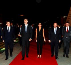Don Felipe y Doña Letizia se dirigen al interior del Palau de les Arts, tras su llegada