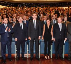 Sus Majestades los Reyes en la Sala Sinfónica del Palau de les Arts, momentos antes del comienzo del acto