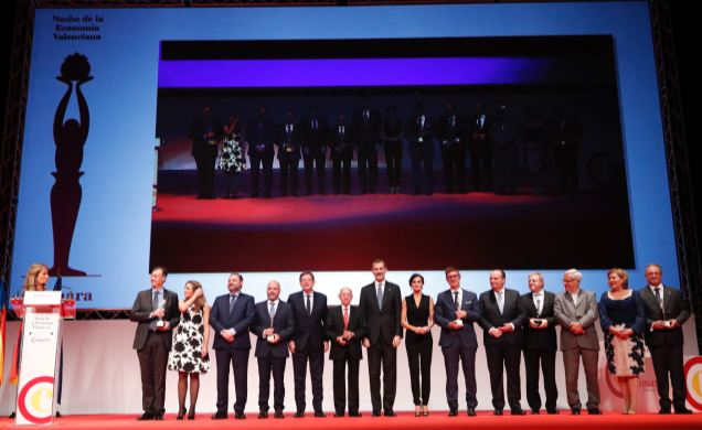 Don Felipe y Doña Letizia junto a los galardonados
