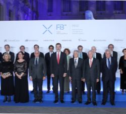 Su Majestad el Rey junto a las autoridades y personalidades invitadas al acto
