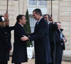 Su Majestad el Rey saluda a S.E. el Presidente de la República francesa, Sr. Emmanuel Macron, a su llegada al Palacio del Elíseo
