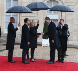 Su Majestad el Rey saluda a la Sra.Brigitte Macron, a su llegada al Palacio del Elíseo