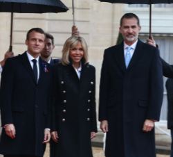 Su Majestad el Rey junto a SS.EE. el Presidente de la República Francesa, Sr. Emmanuel Macron y Sra. Brigitte Macron