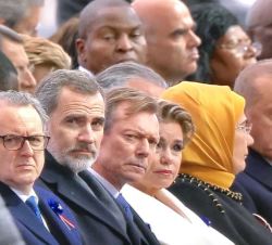 Su Majestad el Rey junto al Gran Duque de Luxemburgo y el presidente de la Asamblea Nacional francesa, Richard Ferrand, en la tribuna presidencial, du