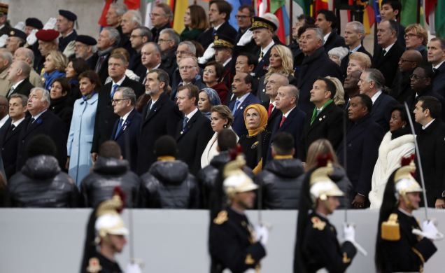 Su Majestad el Rey, en la tribuna presidencial, durante la interpretación de La Marsellesa, Himno Nacional de Francia