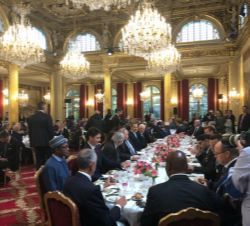 Su Majestad el Rey en el almuerzo ofrecido por S.E. el Presidente de la República francesa, Sr. Emmanuel Macron, a los Jefes de Estado y de Gobierno a