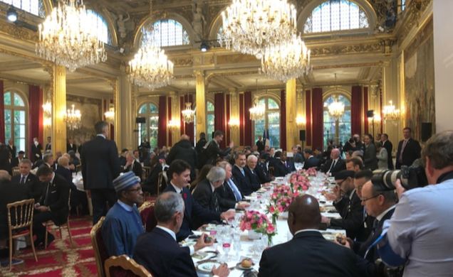 Su Majestad el Rey en el almuerzo ofrecido por S.E. el Presidente de la República francesa, Sr. Emmanuel Macron, a los Jefes de Estado y de Gobierno a