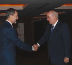 Su Majestad el Rey recibe el saludo del embajador de Perú en España, José Antonio García