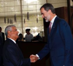 Su Majestad el Rey recibe el saludo del presidente del Consejo de Ministros de Perú, César Villanueva