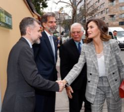 Su Majestad la Reina recibe el saludo del coordinador general de Cooperación AECID-OTC, José Luis Pimentel
