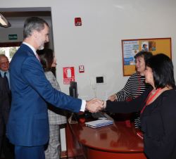 Sus Majestades los Reyes saludan a los trabajadores de la Oficina Técnica de Cooperación de la Embajada de España (OTC)