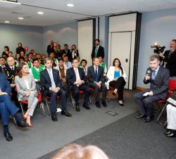 Don Felipe y Doña Letizia, junto a los beneficiarios del proyecto, durante la bienvenida del coordinador general de Cooperación AECID-OTC
