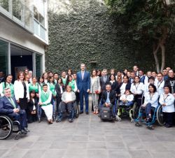 Fotografía de grupo de Sus Majestades los Reyes con los voluntarios, trabajadores y beneficiarios del proyecto