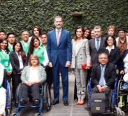 Fotografía de grupo de Sus Majestades los Reyes con los voluntarios, trabajadores y beneficiarios del proyecto