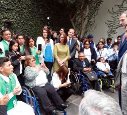 Don Felipe y Doña Letizia conversan con los voluntarios, trabajadores y beneficiarios del proyecto