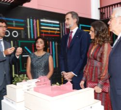 Sus Majestades los Reyes durante su visita la Centro Cultural de España reciben explicaciones sobre las obrs de reforma a cargo de su director, David 
