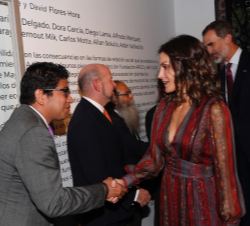 Don Felipe y Doña Letizia durante los saludos de las autoridades responsables de las exposiciones