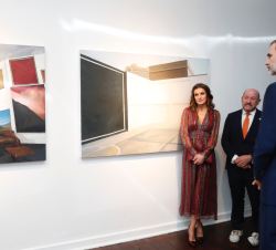 Don Felipe y Doña Letizia durante su visita a la exposición con las explicaciones a cargo del director de la Feria Internacional de Arte Contemporáneo