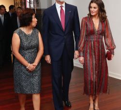 Sus Majestades los Reyes junto a la ministra de Cultura de la República del Perú, Patricia Balbuena, recorren la exposición
