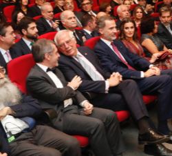 Sus Majestades los Reyes en el Salón de Actos del Centro Cultural de España