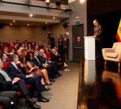 Sus Majestades los Reyes durante las palabras del director de Relaciones Culturales y Científicas de la AECID