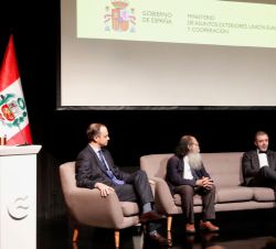 Conversación entre el director del MNCARS y el señor Jorge Villacorta