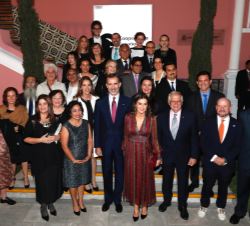 Don Felipe y Doña Letizia junto a los artistas y galeristas relevantes del sector cultural peruano contemporáneo y autoridades