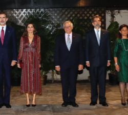Sus Majestades los Reyes junto al ministro de Asuntos Exteriores, Unión Europea y Cooperación, Josep Borrell, y el embajador de España en la República